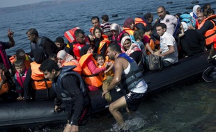 Des migrants arrivent le 10 septembre 2015 sur l'île grecque de Lesbos en provenance de Turquie