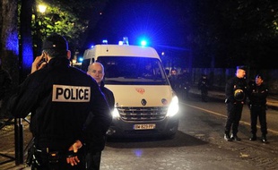Des centaines de policiers en colère contre la mise en examen d'un collègue pour homicide ont voulu manifester devant le ministere de l'Intérieur.