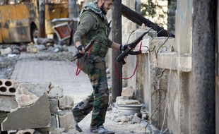 Des combats entre armée et rebelles syriens ont éclaté dimanche à Damas, après des bombardements dans la nuit des forces gouvernementales contre des bastions de l'opposition dans la banlieue de la capitale, a annoncé l'Observatoire syrien des droits de l'Homme.