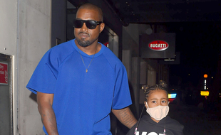 Le rappeur Kanye West et sa fille aînée, North, dans les rues de Londres