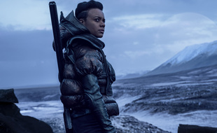 L'actrice Leah Harvey campe Salvor Hardin, un personnage masculin dans les livres d'Asimov et devenu un personnage féminin dans la série « Foundation » sur Apple TV+.