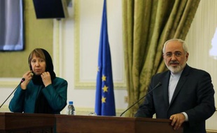 La chef de la diplomatie européenne Catherine Ashton, lors de sa première visite à Téhéran, donne une conférence de presse avec le ministre des Affaires étrangères iranien Mohammad Javad Zarif, le 9 mars 2014