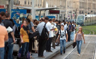 Aux heures de pointes, les quais de tram sontbondés à Bordeaux.