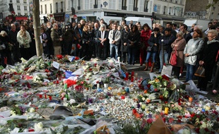 Recueillement devant le Bataclan, trois jours après l'attaque terroriste, le 16 novembre 2015.