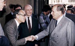 Dans cette photo, prise le 29 mars 1989, le président français François Mitterrand serre la main de l'architecte américain américain Ieoh Ming Pei, sous la direction de Michel Laclotte, directeur du musée du Louvre, lors de l'inauguration de la pyramide du Louvre à Paris.