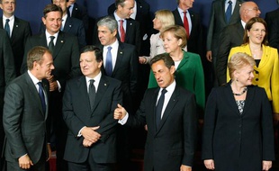 Nicolas Sarkozy gesticule lors de la photo officielle effectuée avec les autres chefs d'Etats de l'UE en marge du sommet européen à Bruxelles, le 16 septembre 2010.