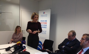 La juriste Anne Levade, présidente de la haute autorité de la primaire de la droite et du centre (debout) le 22 avril 2016 à Paris.