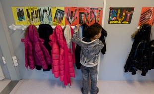 Un enfant dans une école élémentaire. (Illustration)