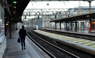 Femme a la Gare SNCF Lyon Part Dieu.
Greve reforme des retraites.
Dimanche 22 decembre 2019.
