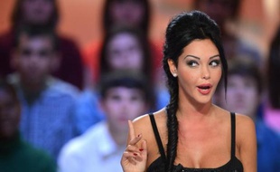La star de TV Nabilla sur le plateau du "Grand journal" de Canal + le 11 avril 2013