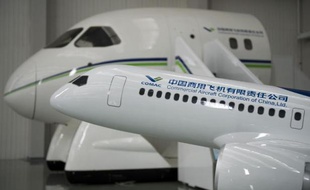 Une maquette d'un avion C919, un projet de la Comac (Commercial aircraft corporation of China) est présentée le 4 juillet 2014 à Shanghai