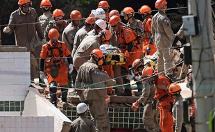 Un nouveau bilan des effondrements fait état de 22 morts, à Rio au Brésil.