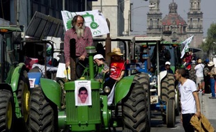 Des paysans à bord de leurs tracteurs manifestent à Mexico pour obtenir justice dans la disparition des 43 étudiants, le 5 décembre 2014
