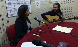 Dans le studio de la web radio RAJ, Ouarda, l'animatrice, reçoit le musicien Abdou L'Gnawi, le 5 décembre 2017 à Alger.