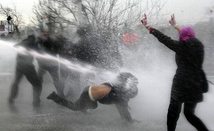 Des étudiants sont aspergés au canon à eau lors d'une manifestation pour protester contre le gouvernement à Ankara, Turquie, le 5 janvier 2011.