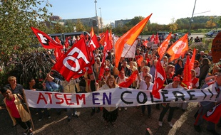 Les agents de la direction de l'éducation et de l'enfance rejoints par des employés de la CUS manifestent contre l'externalisation des services de nettoyage et le manque de moyens, Strasbourg le 29 septembre 2014.