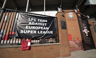 Les fans de Liverpool ont accroché une banderole contre le projet de Super Ligue sur les grilles d'Anfield, le 19 avril 2019.