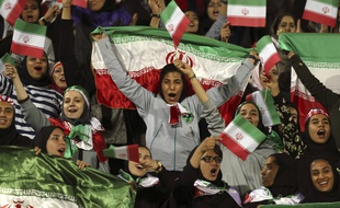 Des supporters iraniennes assistent à un match amical au stade Azadi de Téhéran, le 16 octobre 2016.