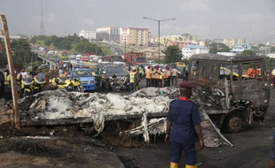 Au moins neuf personnes ont été tuées et des dizaines de voitures ont été incendiées jeudi dans l'explosion d'un camion-citerne sur un pont embouteillé de Lagos.