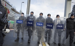 Les autorités turques traquent l'assaillant qui a tué 39 personnes qui fêtaient le Nouvel An dans une boîte de nuit d'Istanbul.
