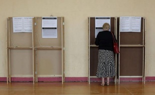 Le dépouillement du vote du référendum sur le pacte budgétaire européen débute vendredi matin à 8H00 GMT, les premières indications étant attendues à la mi-journée et le résultat dans l'après midi.