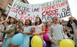 Nicolas Sarkozy a annoncé jeudi un "projet de loi" avant l'été instaurant un "droit à l'accueil des enfants" dans les écoles primaires les jours de grève, au soir d'une forte mobilisation du secteur éducatif, provoquant l'indignation des syndicats pour qui il a "franchi la ligne rouge".