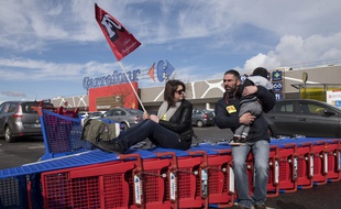 Des employés Carrefour en grève à Nantes, le 31 mars 2018.