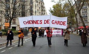 Des militantes de l'association féministes Chiennes de garde manifestent à Paris le 23 novembre 2013