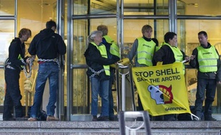 Des militants de Greenpeace, 70 selon l'association, 30 selon la police, ont bloqué vendredi matin les accès du siège de Shell à La Haye pour dénoncer un projet de forage dans l'Arctique du groupe anglo-néerlandais, a-t-on appris de sources concordantes.