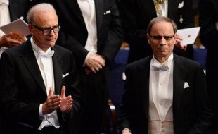 Le prix Nobel de littérature Patrick Modiano (g) et le prix Nobel d'économie Jean Tirole lors de la remise de leurs récompenses des mains du roi de Suède, le 10 décembre 2014 à Stockholm