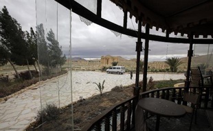Vue de l'oasis de Palymre, un site classé au patrimoine mondial de l'Unesco, depuis un hôtel en ruines, le 14 mars 2014