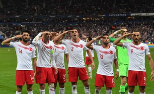 Imités par des footballeurs amateurs, les joueurs turcs avaient exprimé, lors du match face à la France, leur soutien à l'offensive de leur pays en Syrie.