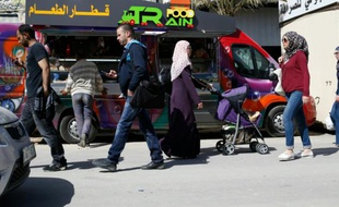 Le food-truck de Khaldoun al-Barghouthi et Abderrahmane al-Bibi est le premier à être autorisé à opérer dans les Territoires palestiniens, comme ici dans les rues de Ramallah le 3 mai 2016