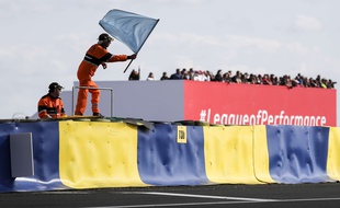 Le drapeau bleu signifie à un concurrent qu'un autre, plus rapide car dans une catégorie supérieure, est en passe de le doubler.
