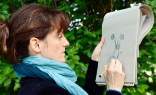 Marthe Mulkey, dessinatrice du Muséum national d'Histoire Naturelle, dessine des coloriages pour adultes à Paris, le 29 avril 2014