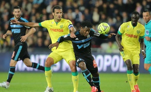 Oswaldo Vizccarondo, ici à la lutte avec le Marseillais Michy Batshuayi, devrait prolonger d'une saison au FCN.