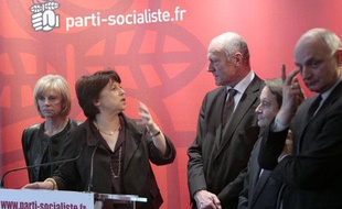 La première secrétaire du parti socialiste Martine Aubry, avec à ses côtés la secrétaire nationale à la réforme de l'Etat et aux collectivités territoriales Elisabeth Guigou, le secrétaire de l'Association des maires de France André Laignel, le président de l'Association des régions de France Alain Rousset et le président PS de la commission des Finances de l'Assemblée nationale Didier Migaud, s'exprime lors d'un point presse sur la réforme territoriale, le 24 février 2009 au siège du PS à Paris.