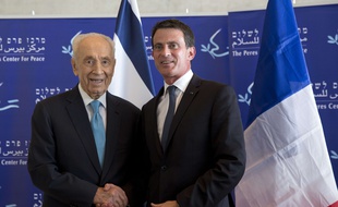 L'ancien président israélien Shimon Peres avec le Premier ministre français Manuel Valls en déplacement officiel en Israël, le 22 mai 2016 à Tel Aviv.