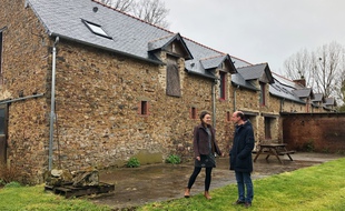Laura Hurel et Yves-Marie Boquien devant le bâtiment principal de la ferme de Ker Madeleine.