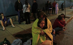 Les gens attendent dans la rue à Santiago du Chili, la capitale, après le violent séisme qui a touché le nord du pays, le 27 février 2010.