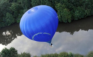 Une montgolfière sur la Sarthe en France, le 20 août 2014