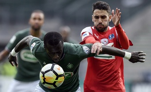 Romain Del Castillo (à droite) à la lutte avec le joueur stéphanois Cheick M'Bengue le 7 janvier 2018.