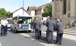 Hervé Cornara, ce chef d'entreprise retrouvé décapité le 26 juin 2015 dans une usine iséroise a été enterré ce vendredi 3 juillet dans sa commune de Fontaines-sur-Saône dans le Rhône.