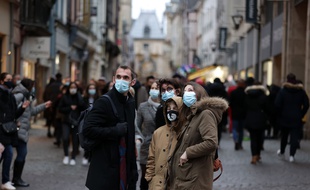 Des Français avancent masqués ce 27 décembre 2020, à Rouen.