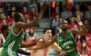 A l'image de Colo-Nobel Boungou (en vert) face à Anthony Labanca, Limoges a pris le dessus sur Strasbourg, lundi, lors match 2 de la finale de Pro A.
