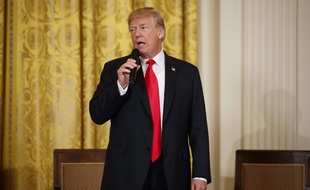 Le président américain Donald Trump a annoncé le 1er mars qu'il allait frapper de fortes taxes les importations d'acier et d'aluminium aux Etats-Unis, au risque de provoquer une guerre commerciale avec ses principaux partenaires.