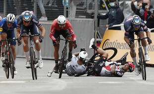 La chute de Caleb Ewan et de Peter Sagan juste avant l'arrivée à Pontivy.