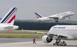 Air France, qui cherche à résorber un sureffectif chez ses pilotes, propose une prime de plusieurs dizaines de milliers d'euros pour les inciter à aller travailler au sein de la filiale low cost Transavia, ont indiqué jeudi des sources internes à la compagnie française.