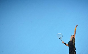 Catalogué sport de riches, le tennis véhicule une image glamour où l'argent coule à flots mais derrière Roger Federer et Maria Sharapova, la réalité est beaucoup moins clinquante.