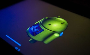 Logo Android pendant la mise à jour du sysyème d'exploitation d'un smartphone